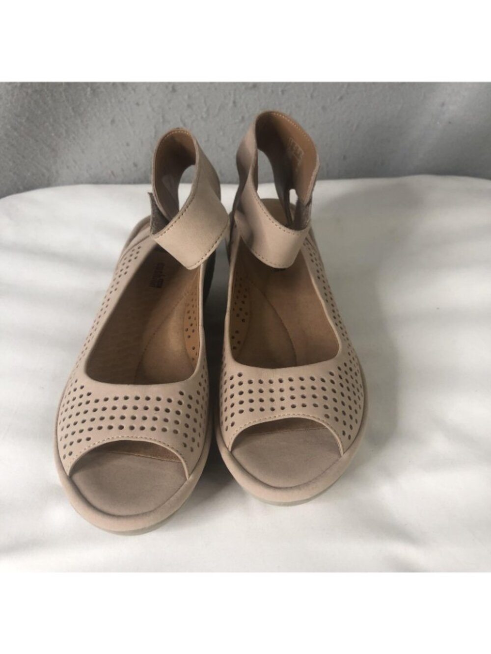 Clarks Sandals Womens Size 6.5 Beige Reedly Salene Wedge Comfort Ankle Strap - Picture 2 of 16